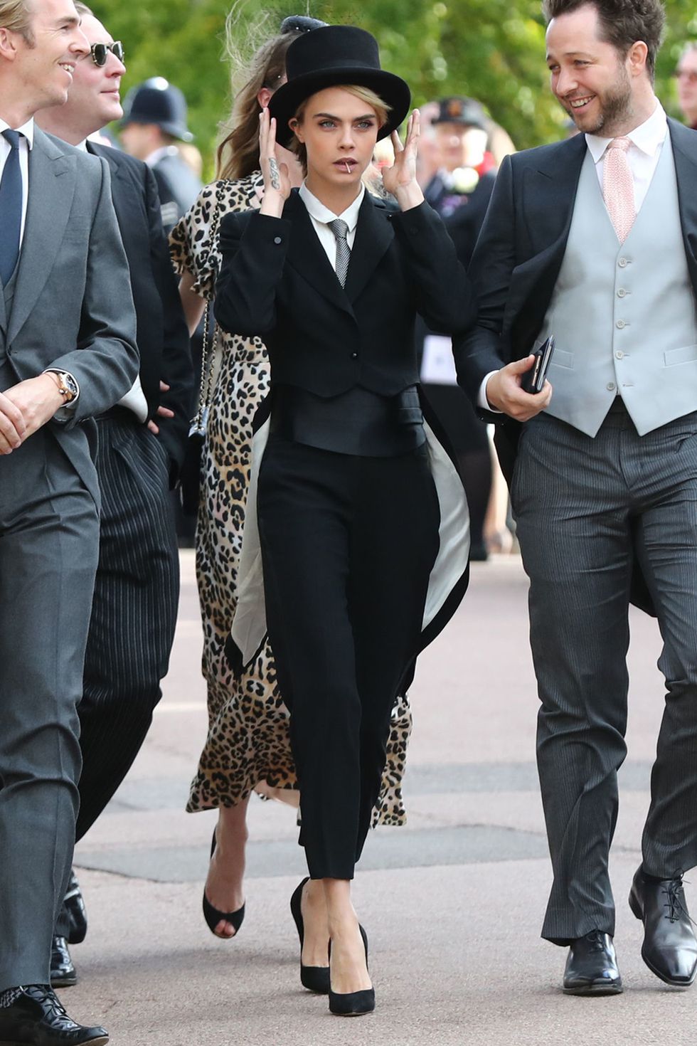 hbz-princess-eugenie-arrivals-cara-delevingne-1539341453earmani