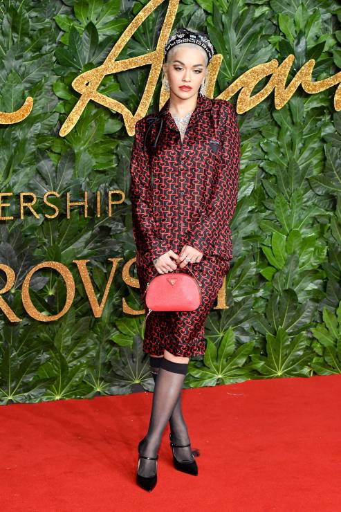 rita-ora-w-komplecie-prada-na-fashion-awards-2018