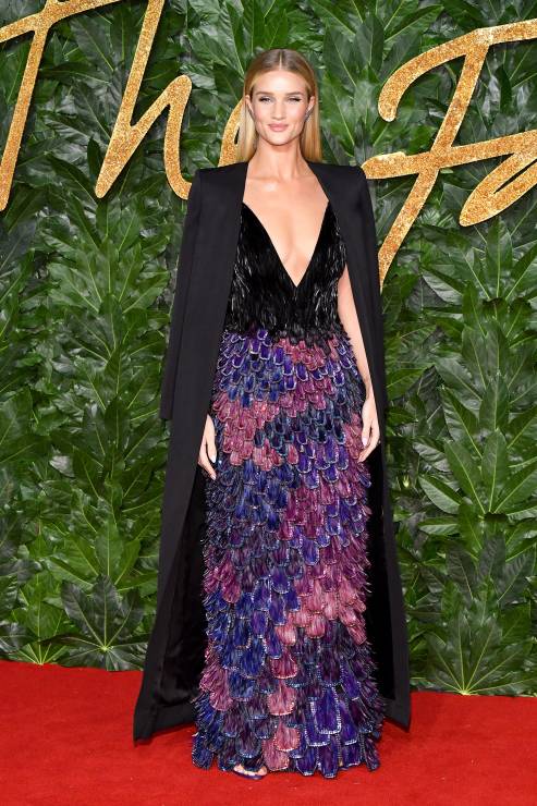rosie-huntington-whiteley-w-sukni-givenchy-na-fashion-awards-2018