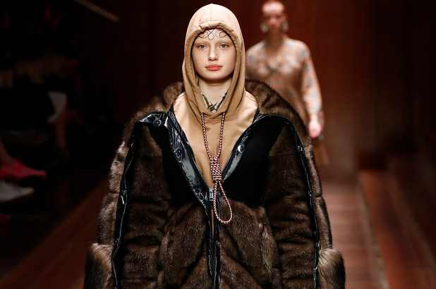 burberry-aw-2019-collection-noose-sweatshirt-runway.jpg