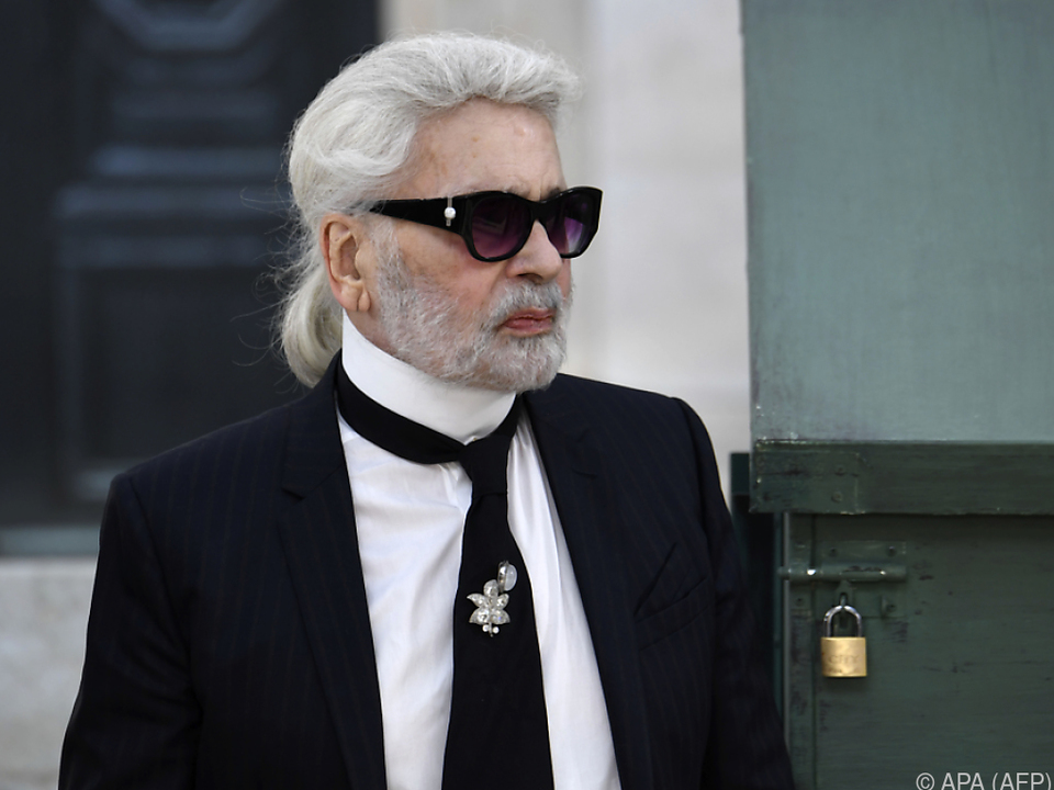 lagerfeld-bleibt-seinem-look-seit-jahrzehnten-treu.jpg
