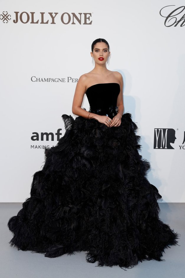 sara-sampaio-cannes-amfar-2019armani prive