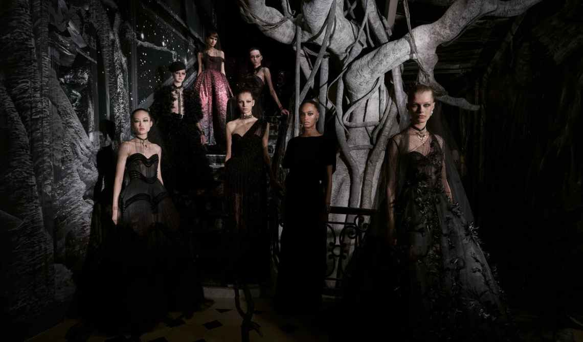 1562207283697703-DIOR_HAUTE-COUTURE_AUTUMN-WINTER-2019-2020_GROUPSHOT_-Camille-Vivier-pour-Dior