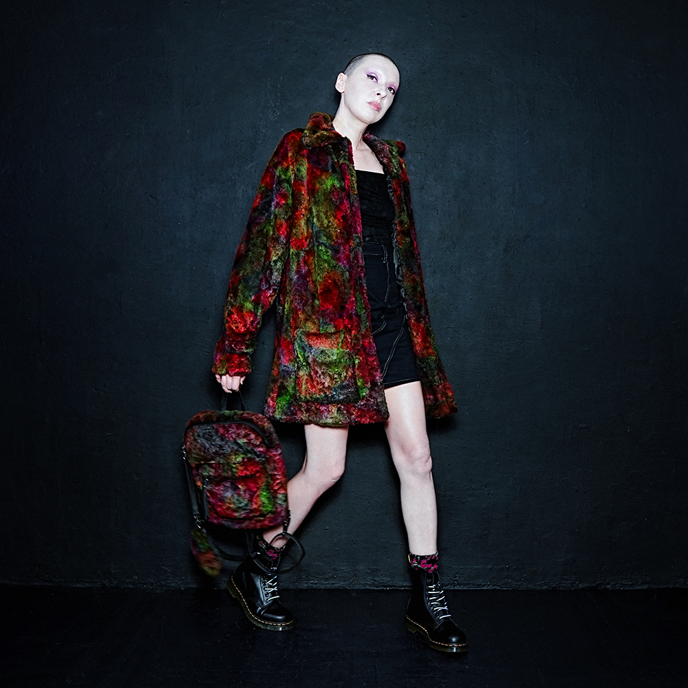 28 crowd model Sylvia L